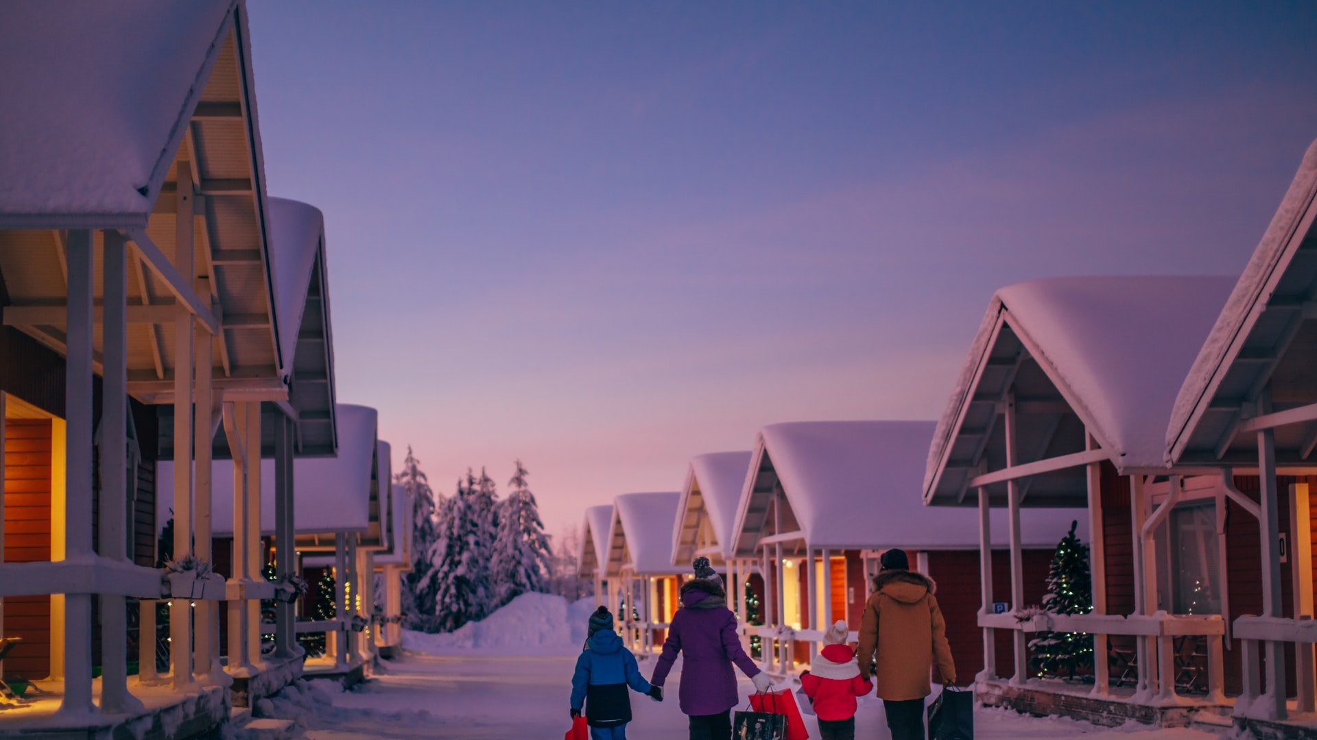 Familien-Spaziergang durchs Weihnachtsmanndorf